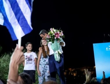 Το τρυφερό φιλί του Κ.Μητσοτάκη στην κόρη του μετά την ομιλία στο Θησείο (φώτο)